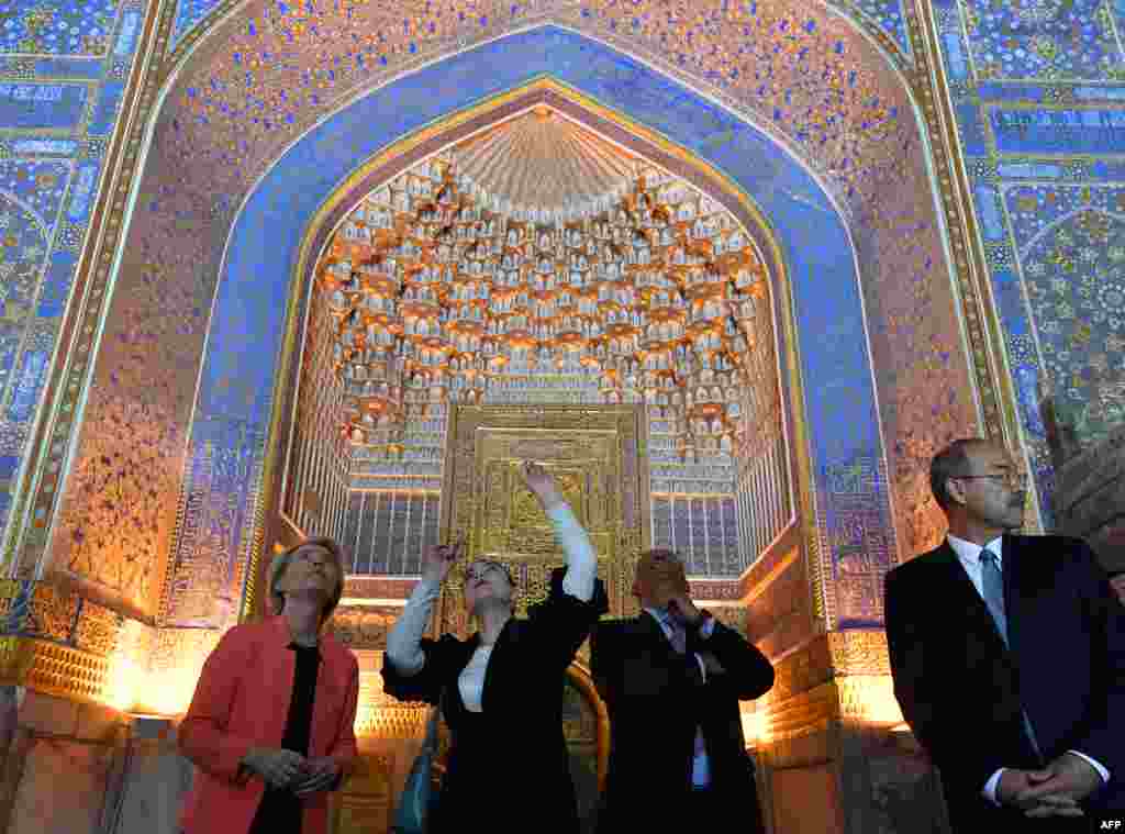 Президент Европейской комиссии Урсула фон дер Ляйен, премьер-министр Узбекистана Абдулла Арипов и председатель Европейского совета Антонио Коста осматривают культурный комплекс Регистан в Самарканде 3 апреля 2025 года перед саммитом ЕС-Центральная Азия. VYACHESLAV OSELEDKO / AFP