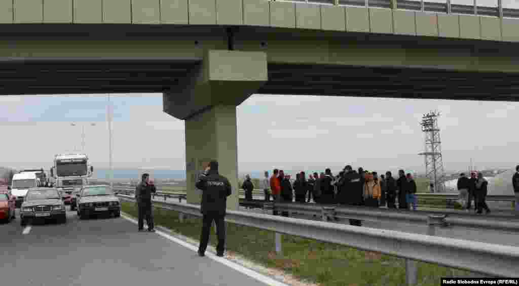 Револтирани граѓани ја блокираа Обиколницата кај Скопје во знак на протест откако петмина млади момчиња ноќеска биле убиени во близина на Смилковското Езеро.