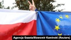 Protivnici pravosudne reforme drže zastave Poljske i EU, protestujući ispred zgrade Vrhovnog suda, u Varšavi, Poljska, 4. jula 2018.