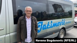 "Ne odustajem, uprkos pretnjama i pritiscima": Vlasnik firme za prevoz Milomir Jaćimović na ispraćaju studenata i kolega iz Novog Sada, 25. april 2025.