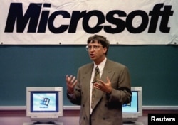 Бил Гейтс говори за компанията си в университета Карлтън в Отава, на 28 юли 1995 г.