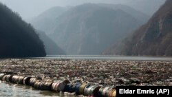 Босна и Херцеговина - Пластични шишиња, дрвени штици, 'рѓосани буриња и друго ѓубре што ја затнува реката Дрина во близина на источниот босански град Вишеград, 5 јануари 2021 година. 