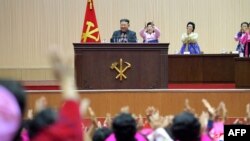 Ova slika snimljena 4. decembra 2023. i objavljena u službenim sjevernokorejskim medijima 5. decembra prikazuje obraćanje sjevernokorejskog vođe Kim Džong Una na Petom nacionalnom kongresu majki u Pjongjangu.