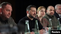 Președintele ucrainean, Volodimir Zelenski, ascultând ce are de spus vicepreședintele american JD Vance, la întâlnirea delegațiilor lor, în marginea Conferinței de Securitate de la München, pe 14 februarie 2025