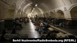 Locuitori din Kiev, ascunzându-se în metrou în timpul atacului rusesc din 28 iulie 2025
