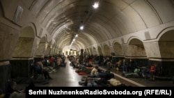 Жители Киева укрываются в метро во время воздушной тревоги. 28 июля 2025