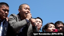 Тилек Токтогазиев на площади. 7 октября 2020 года