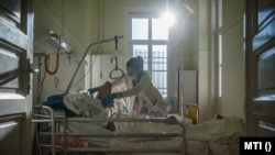 Ápoló lát el egy beteget az Országos Korányi Pulmonológiai Intézet tüdőbelgyógyászati osztályán 2021. február 18-án