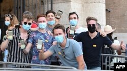 Tineri cu certificate digitale covid, la intrarea într-un muzeu din Italia