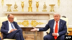 Cancelarul german Friedrich Merz (stânga) a fost primit de președintele Donald Trump în Biroul Oval de la Casa Albă pe 5 iunie 2025.