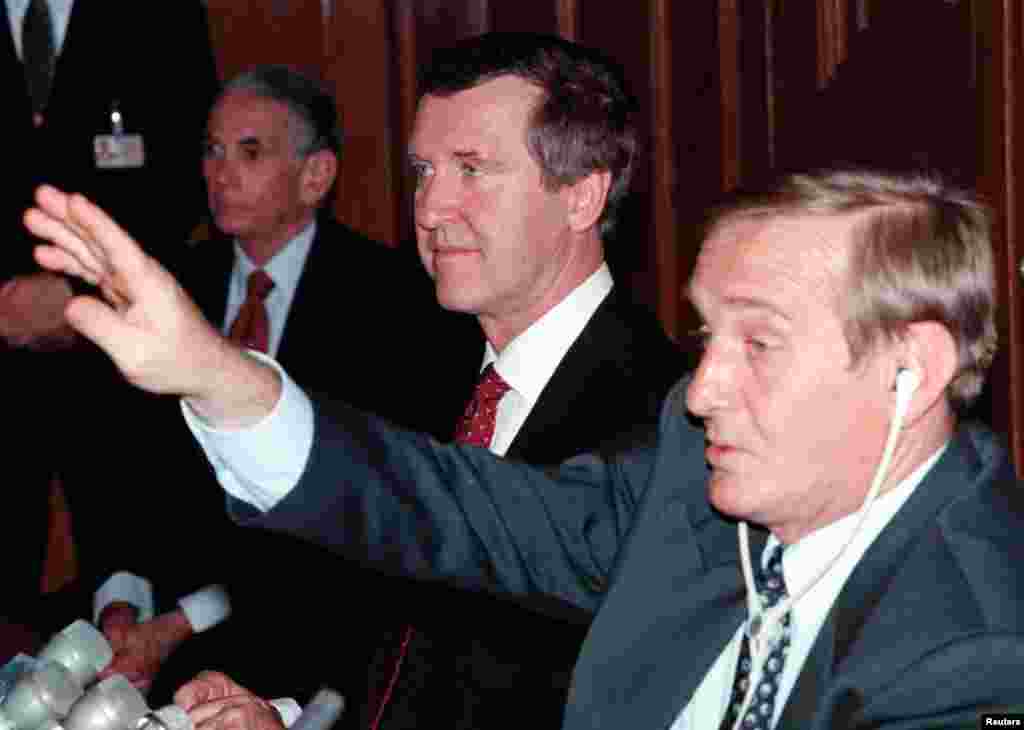 Blinken apja, Donald Blinken 1994 és 1997 között az Egyesült Államok Budapesti nagykövete volt. A CEU Open Society Archive (OSA) archívuma Vera és Donald Blinken nevét viseli, a házaspár ugyanis komoly összegekkel támogatta az intézményt. Ezen az 1999-es képen William Cohen volt amerikai honvédelmi miniszter mellett akkori magyar kollégája, Keleti György ül, és Donald Blinken a háttérben látható egy budapesti sajtótájékoztatón.