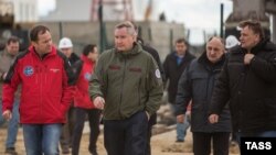 Дмитрий Рогозин (в центре) на строительстве космодрома Восточный