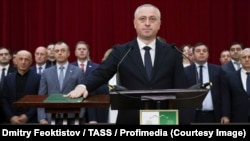 ბადრა გუნბა ფიცს დებს აფხაზეთის დე ფაქტო რესპუბლიკის კონსტიტუციაზე. 2025 წლის 2 აპრილი