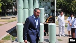 Министерот за здравство Никола Тодоров сликан со болнички душеци за македонските болници. 