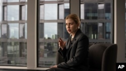 Olha Sztefanyisina interjút ad Kijevben 2024. június 23-án