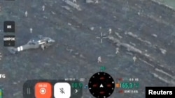 Скріншот з відео, на якому, як заявляється, відбувається висадка спецпризначенців ГУР МО України з гелікоптера Black Hawk у Покровську. Відео оприлюднила низка західних джерел 