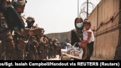 Marinci ispraćaju Afganistanku tokom evakuacije na aerodromu 18. avgust