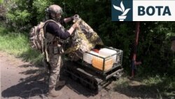 Dronët tokësorë me fibra optike furnizojnë ushtarët ukrainas në front