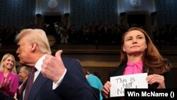 Bekiabálásokkal zavarták meg Trump kongresszusi beszédét