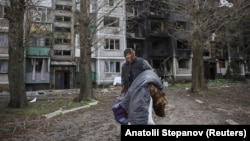 O femeie din Pokrovsk, regiunea ucraineană Donețk, se pregătește pentru evacuare (fotografie de arhivă).