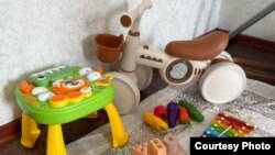 Фарангис рассказала, что заказывает на китайских маркетплейсах даже игрушки для своей годовалой дочери. По её утверждениям, они обошлись ей в три раза дешевле, чем в Душанбе