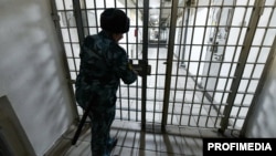 Un gardian deschide o ușă în interiorul unei închisori din Rusia. (fotografie ilustrativă)