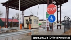 Для в'їзду з півострова на материкову частину України зберігаються колишні вимоги: встановлення додатку «Дій Вдома» і дотримання двотижневої самоізоляції