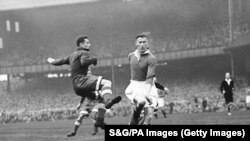 Redž Vlijams (Reg Williams) iz Čelsija (zdesna) u duelu s igračem moskovskog Dinama Ivanom Stankevičem (lijevo), nakon čega je skrenuo loptu u mrežu za drugi pogodak Čelsija, postigavši rezultat 2-0.