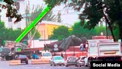 Снесенный с постамента памятник Ленину в Оше. 7 июня 2025 года