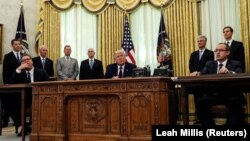 Американскиот претседател Доналд Трамп зборува за време на состанокот со српскиот претседател Александар Вучиќ и косовскиот премиер Авдулах Хоти во Белата куќа во Вашингтон, 4 септември 2020 година.