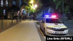 Patrulă de poliție lângă Biserica Sfânta Teodora de la Sihla din Chișinău, în noaptea Învierii, 2mai 2021