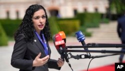 Presidentja e Kosovës, Vjosa Osmani duke folur për mediat para një samiti të Komunitetit Politik Evorpian në Moldavi. Më 1 qershor, 2023. 