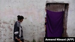 Romkinja u romskom kampu u selu Plemetina kod Prištine, april 2019.