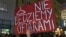 "Мы не будем жертвами" – плакат в руках одной из участниц акции протеста в польском городе Гдыня