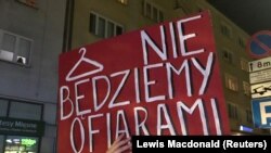 
Žena nosi transparent sa porukom "Ne želimo da budemo žrtve" na protestu protiv odluke UStavnog suda (23. oktobar 2020)