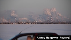 Automobil prolazi pored rafinerije nafte Gazprom Neft u Omsku, Rusija, 10. februara 2020. godine.