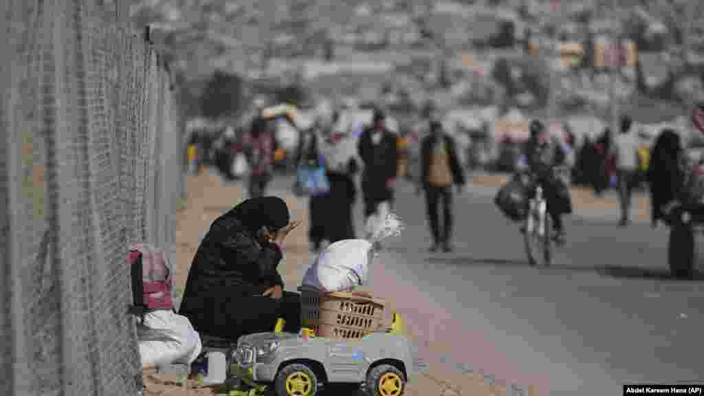 Žena sa porodičnim stvarima, bježeći iz Kan Junisa, 19. maja.