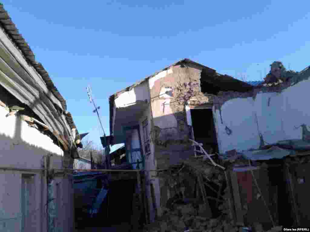 В результате взрыва обвалилась часть двухэтажного строения барачного типа. Под завалами оказалось несколько человек. Одна из них &ndash; Аружан Дауылбай 2015 года рождения. Малышка находилась в момент взрыва в детской колыбели (бесике), после ЧП ее доставили в больницу. Мать ребенка, 26-летняя Сабина Орынбаева, скончалась после взрыва.&nbsp;