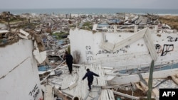 Молодежь гуляет среди руин города Газа во время прекращения огня