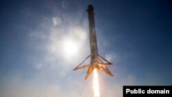 Первая ступень ракеты компании Space-X совершает вертикальную посадку на Землю в ходе технических испытаний, апрель 2016