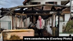 Milan Jovanović ispred svoje izgorele kuće