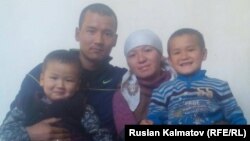 Сагынбек Рахманов с супругой и двумя сыновьями.