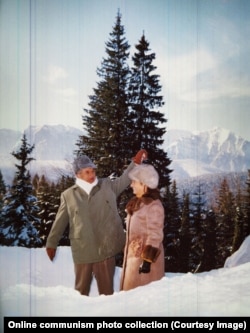 Чаушеску посыпает голову жены снегом во время охоты в 1976 году.