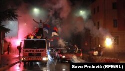 Pristalice Demokratskog fronta posle zavaranja birališta u Nikšiću