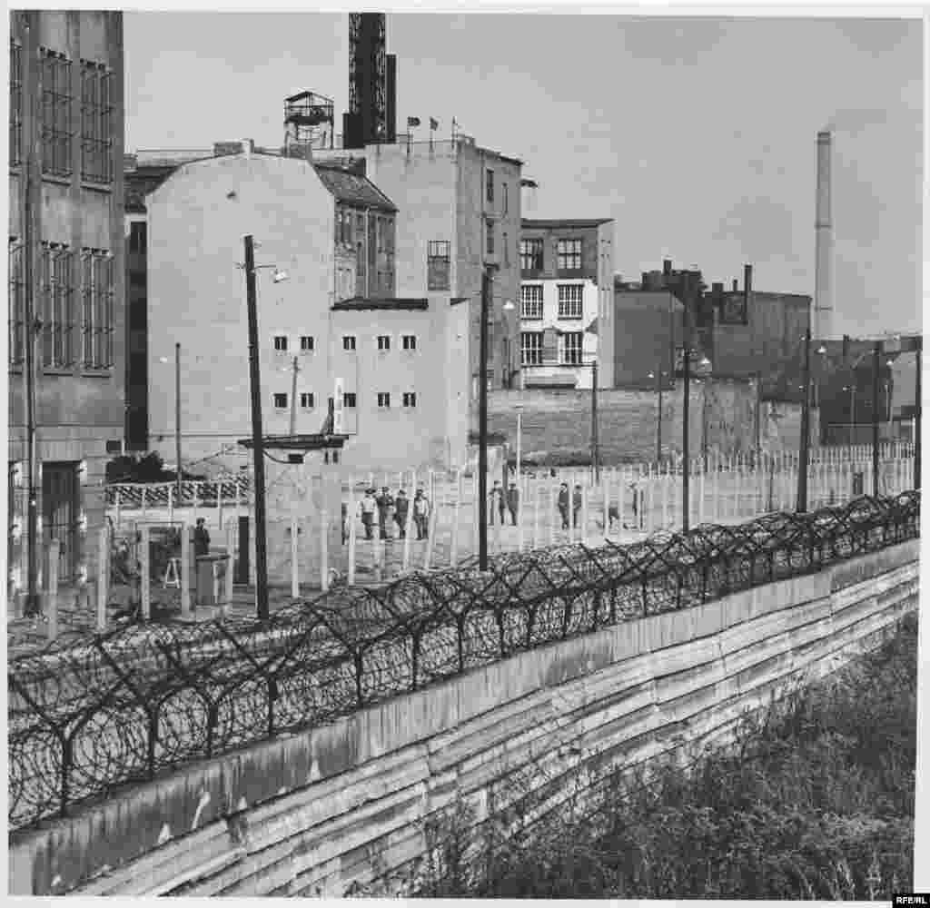 Dana 17. avgusta 1962. Peter Fechter (18) iskrvario je do smrti na ničijoj zemlji, mjestu između Istočnog i Zapadnog Berlina, nakon što je na njega - pokušavajući da pređe Zid - pucano iz vatrenog oružja. Kamerman iz Zapadnog Berlina zabilježio je ovaj prizor samo sat vremena prije što će vojnici skloniti Peterovo tijelo. 