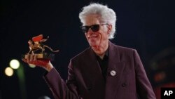 Режисьорът Джим Джармуш позира с наградата от фестивала във Венеция, 6 септември 2025 г.