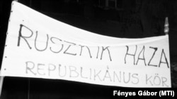 Tüntetés – A Fidesz demonstrációja a szovjet nagykövetség előtt