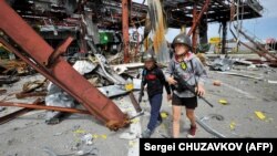 Ukrán gyerekek katonásdit játszanak a kijevi területen 2022. május 19-én