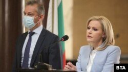 Говорителката на главния прокурор Сийка Милева и председателят на ДАНС Димитър Георгиев по време на брифинг през април