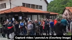 Localnici din Praid, adunați în fața sediului Salrom, pentru a cere explicații legate de situația de la salină.